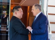 金正恩在游艇上会见拉夫罗夫，朝俄高层会谈“特殊安排”意味深长