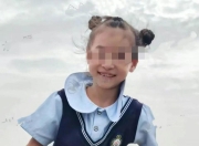 河南汝州33岁女子做饭时煤气突然爆炸，7岁女儿瞬间被火势冲到1米外，两人严重烧伤