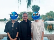偶遇黄仁勋夜游什刹海，网友：收亲笔签名红包，沾好运
